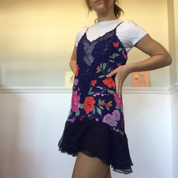 VINTAGE VICTORIA SECRET SLIP DRESS - Picture 4 of 5